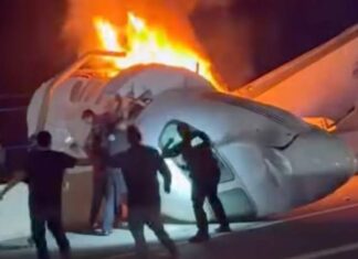 Testigos ayudan a rescatar a las víctimas del accidente de una avioneta en una autopista de Texas