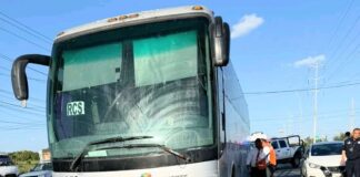 Accidente deja daños materiales y caos vial