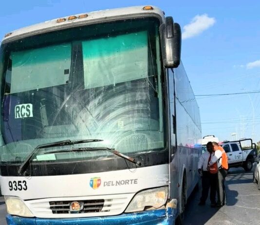 Accidente deja daños materiales y caos vial