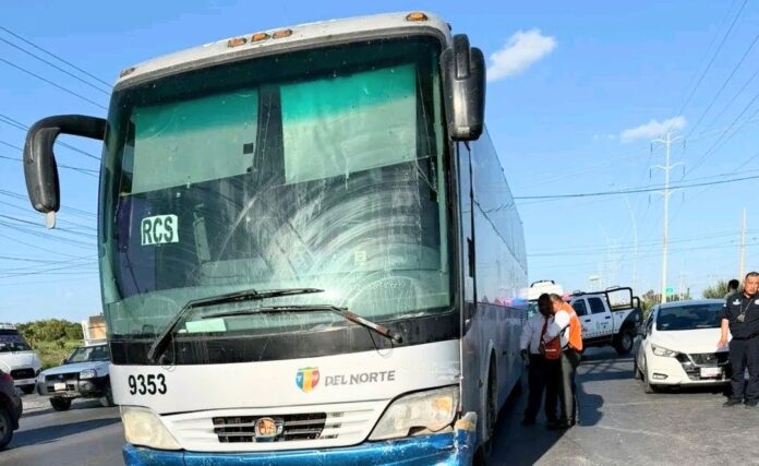 Accidente deja daños materiales y caos vial2