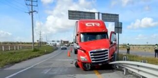 Accidente en el “Viaducto de la Muerte” deja daños y caos vial