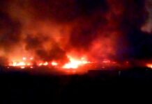 Bomberos acuden a sofocar incendio en pastizal y basura