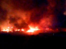 Bomberos acuden a sofocar incendio en pastizal y basura