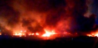 Bomberos acuden a sofocar incendio en pastizal y basura