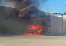 Bomberos sofocan incendio en unidad pérdidas totales