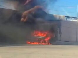Bomberos sofocan incendio en unidad pérdidas totales