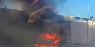 Bomberos sofocan incendio en unidad pérdidas totales