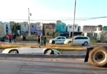 Cae unidad en canal desalinzador y deja daños materiales