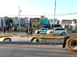 Cae unidad en canal desalinzador y deja daños materiales