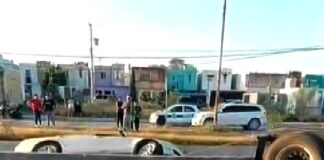 Cae unidad en canal desalinzador y deja daños materiales
