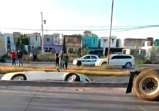 Cae unidad en canal desalinzador y deja daños materiales
