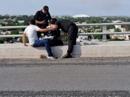Elementos de la Guardia Estatal evitan que un joven de arroje del Puente Tampico
