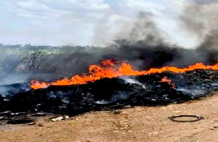 Incendio en pastizal con llantas deja daños y contaminación