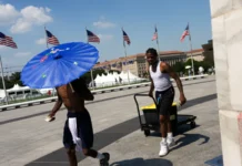 Texas activa rescates por lluvias e inundaciones mientras una ola de calor golpea el norte de EE. UU.