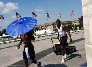Texas activa rescates por lluvias e inundaciones mientras una ola de calor golpea el norte de EE. UU.
