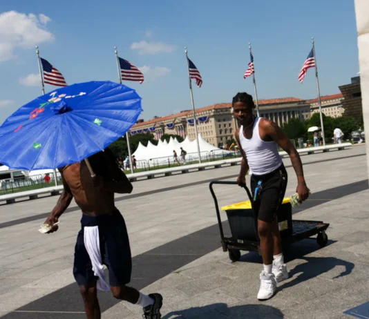 Texas activa rescates por lluvias e inundaciones mientras una ola de calor golpea el norte de EE. UU.
