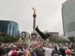 Aficionados se despiden del Mundial 2026 con una última fiesta en el Ángel de la Independencia
