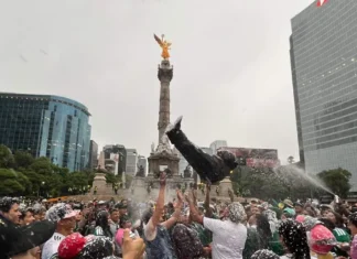 Aficionados se despiden del Mundial 2026 con una última fiesta en el Ángel de la Independencia
