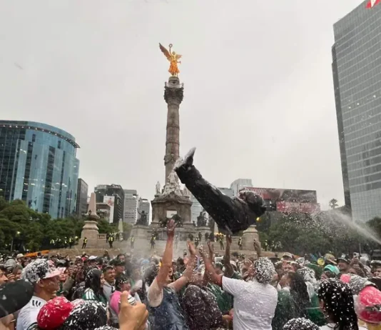 Aficionados se despiden del Mundial 2026 con una última fiesta en el Ángel de la Independencia