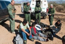 Política antiinmigrante de EU desploma la liberación de indocumentados, informan DHS y BP