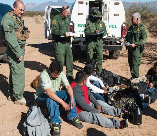 Política antiinmigrante de EU desploma la liberación de indocumentados, informan DHS y BP