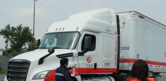 En el Cecati 193 se capacita a los conductores de tracto camiones en el idioma inglés