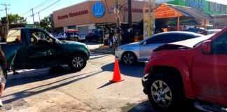 Accidente vial deja cuantiosos daños en concurrido fraccionamiento