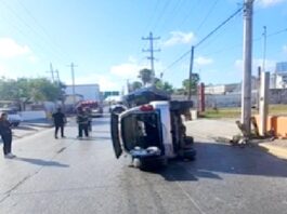 Aparatoso accidente deja cuantiosos daños materiales