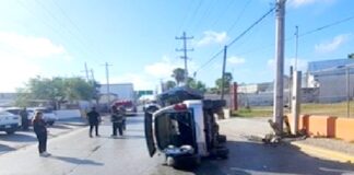 Aparatoso accidente deja cuantiosos daños materiales