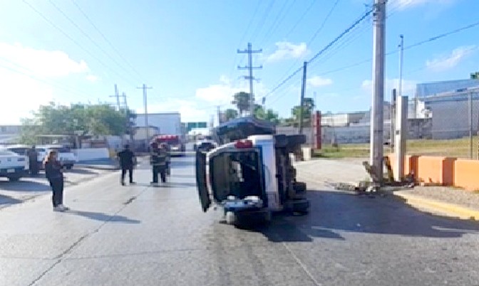 Aparatoso accidente deja cuantiosos daños materiales (4)