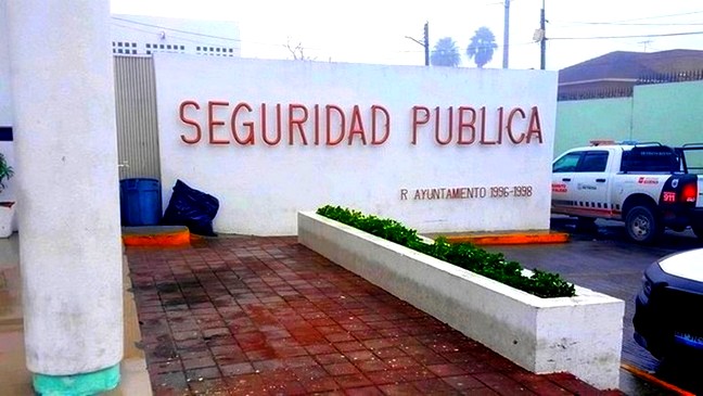 Arrestan a sujeto por molestar a su familia