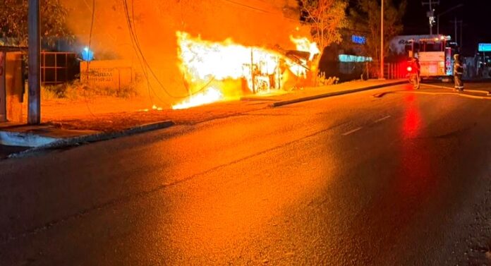 Bomberos sofocan incendio que dejo daños y contaminación (1)