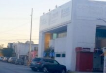 COMAPA Reynosa reforzará el suministro de agua con seis nuevos equipos -En un lapso estimado de un mes un programa integral para la construcción de nuevos pozos profundos David García. Reynosa, Tamaulipas.-Con el objetivo de optimizar el suministro de agua potable en la ciudad, la Comisión de Agua Potable y Alcantarillado (COMAPA) de Reynosa, recibirá un lote de seis nuevos equipos para pozos profundos a más tardar a inicios de la próxima semana, confirmó el gerente general del organismo, Felipe de Jesús Chiw Vega. El funcionario explicó que la incorporación de estas bombas permitirá reemplazar los equipos que quedaron fuera de servicio tras presentar fallas mecánicas hace unas semanas atrás. Detalló que la contingencia afectó de manera directa a sectores como la colonia Paseo de las Flores, donde de forma provisional pusieron a opera una bomba de menor capacidad, lo que ha reducido la presión en el sector de manera temporal. -Garantía de servicio e infraestructura Con la llegada de ese cargamento, la paramunicipal alcanzará la meta programada de 10 equipos instalados para regularizar la distribución del recurso en la mancha urbana. Chiw Vega destacó la importancia estratégica de la infraestructura subterránea ante eventuales estiajes o variaciones en los niveles de extracción. • Sustitución inmediata: Se contempla el reemplazo continuo de cualquier equipo adicional que llegue a fallar en la red. • Reserva estratégica: Al captar agua de fuentes externas al Río Bravo, los pozos profundos aseguran la continuidad del servicio durante temporadas de escasez. • Capacidad de fuente: El titular del organismo precisó que el recurso hídrico en la zona es suficiente, pero se requiere ampliar la red de extracción. Como parte de este plan de fortalecimiento hídrico, el Municipio de Reynosa pondrá en marcha en un lapso estimado de un mes un programa integral para la construcción de nuevos pozos profundos.