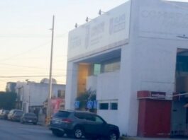 COMAPA Reynosa reforzará el suministro de agua con seis nuevos equipos -En un lapso estimado de un mes un programa integral para la construcción de nuevos pozos profundos David García. Reynosa, Tamaulipas.-Con el objetivo de optimizar el suministro de agua potable en la ciudad, la Comisión de Agua Potable y Alcantarillado (COMAPA) de Reynosa, recibirá un lote de seis nuevos equipos para pozos profundos a más tardar a inicios de la próxima semana, confirmó el gerente general del organismo, Felipe de Jesús Chiw Vega. El funcionario explicó que la incorporación de estas bombas permitirá reemplazar los equipos que quedaron fuera de servicio tras presentar fallas mecánicas hace unas semanas atrás. Detalló que la contingencia afectó de manera directa a sectores como la colonia Paseo de las Flores, donde de forma provisional pusieron a opera una bomba de menor capacidad, lo que ha reducido la presión en el sector de manera temporal. -Garantía de servicio e infraestructura Con la llegada de ese cargamento, la paramunicipal alcanzará la meta programada de 10 equipos instalados para regularizar la distribución del recurso en la mancha urbana. Chiw Vega destacó la importancia estratégica de la infraestructura subterránea ante eventuales estiajes o variaciones en los niveles de extracción. • Sustitución inmediata: Se contempla el reemplazo continuo de cualquier equipo adicional que llegue a fallar en la red. • Reserva estratégica: Al captar agua de fuentes externas al Río Bravo, los pozos profundos aseguran la continuidad del servicio durante temporadas de escasez. • Capacidad de fuente: El titular del organismo precisó que el recurso hídrico en la zona es suficiente, pero se requiere ampliar la red de extracción. Como parte de este plan de fortalecimiento hídrico, el Municipio de Reynosa pondrá en marcha en un lapso estimado de un mes un programa integral para la construcción de nuevos pozos profundos.