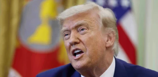 Trump amenaza con atacar a Omán si se entromete en diálogo con Irán: ‘Los bombardearemos sin piedad’