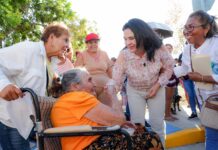 Supervisa Mónica Villarreal avance de pavimentación en la calle Holanda de la colonia Borreguera