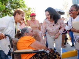 Supervisa Mónica Villarreal avance de pavimentación en la calle Holanda de la colonia Borreguera