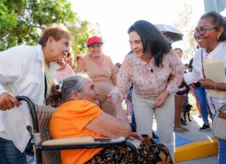 Supervisa Mónica Villarreal avance de pavimentación en la calle Holanda de la colonia Borreguera