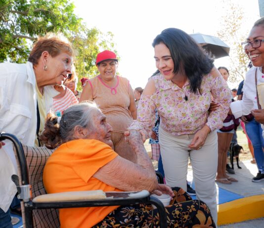 Supervisa Mónica Villarreal avance de pavimentación en la calle Holanda de la colonia Borreguera