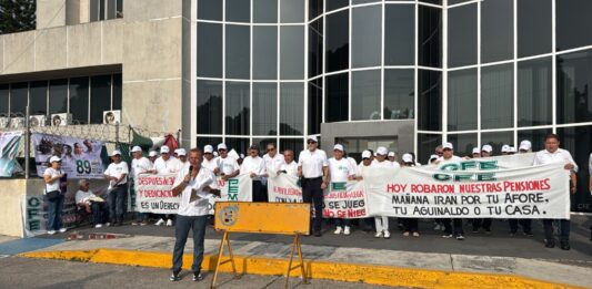 Con protesta jubilados festejan aniversario número 89 de CFE; mañana entregarán oficio a Sheinbaum