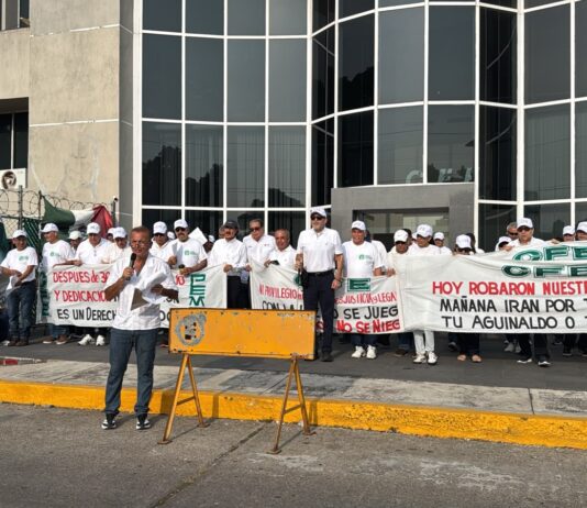 Con protesta jubilados festejan aniversario número 89 de CFE; mañana entregarán oficio a Sheinbaum