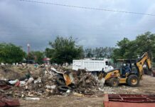 Gran cantidad de basura y escombro fue retirada por Servicios Públicos de un terreno de Villahermosa
