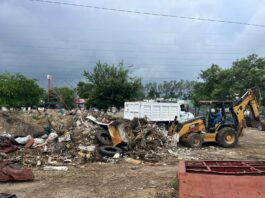 Gran cantidad de basura y escombro fue retirada por Servicios Públicos de un terreno de Villahermosa