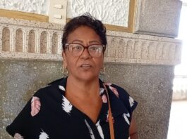 Hombres se incorporan a despicar camarón ante la falta de empleo