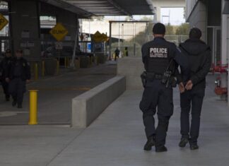Detienen a fugitivo en puente internacional; era buscado por Laredo Crime Stoppers