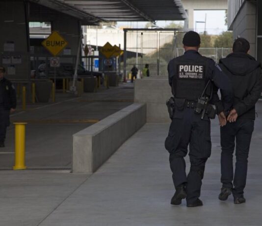 Detienen a fugitivo en puente internacional; era buscado por Laredo Crime Stoppers