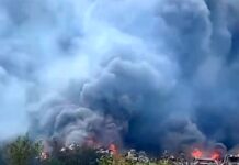 Se queman unidades en corralón dejando daños materiales