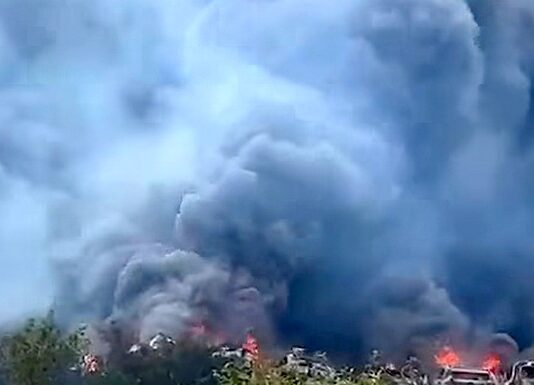 Se queman unidades en corralón dejando daños materiales