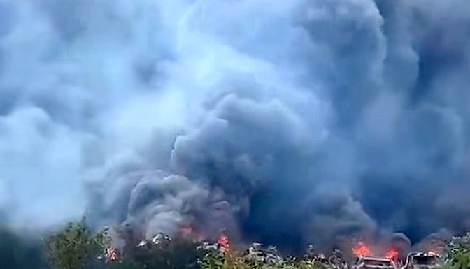 Se queman unidades en corralón dejando daños materiales (3)