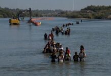 Texas lo hizo primero: así se compara la barrera de boyas que instaló Greg Abbott con la emergencia en Ceuta
